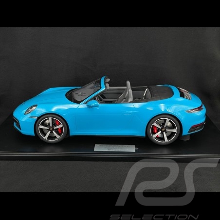 Porsche 911 Carrera 4S...