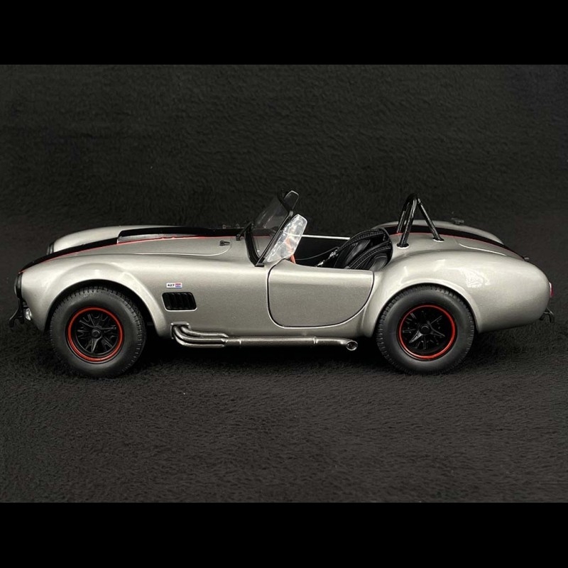 Shelby Cobra 427 MK II 1965 Silver / Black 1/18 Solido S1804907