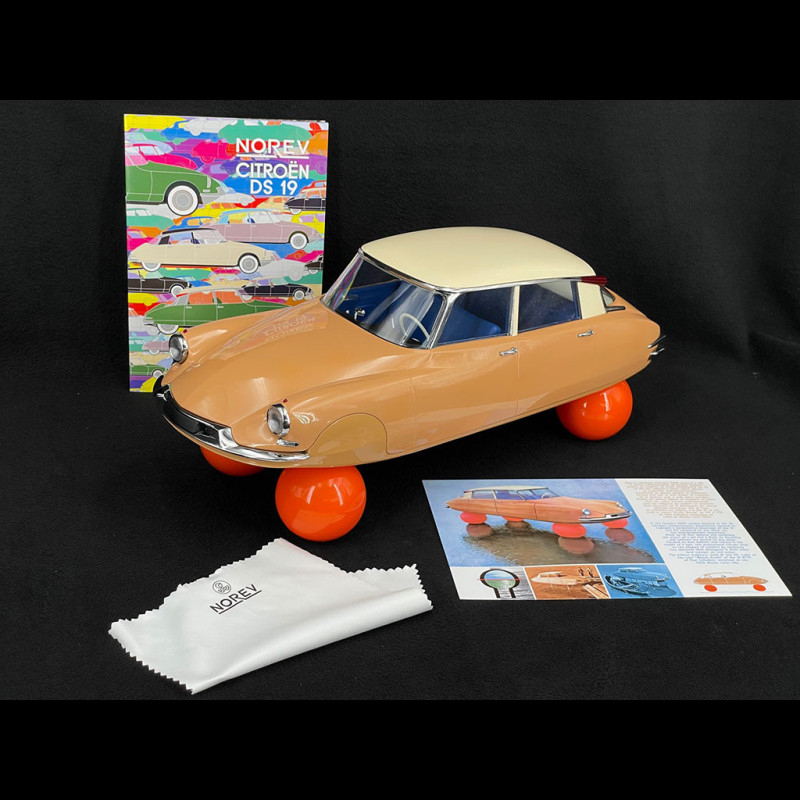 Citroën DS19 on balloons 1959 Blonde Scale 1/12 Norev 121567