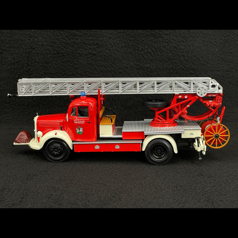 Modèle Réduit AutoCult DKW GM Spécial Rouge/Blanc à L'échelle 1/43 - Collection Miniature