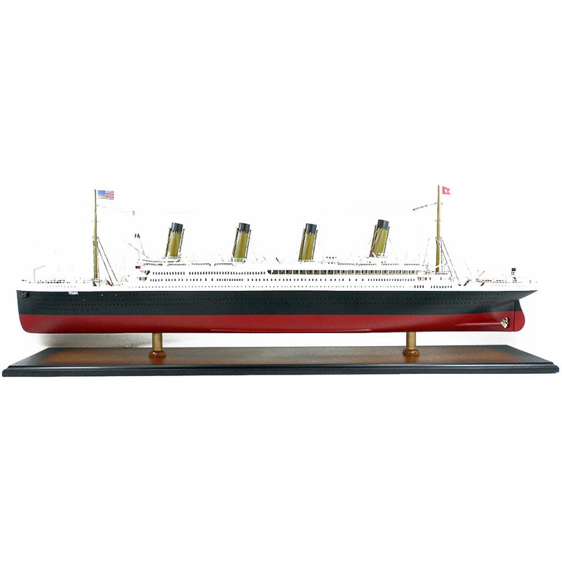 Maquette géante du bateau paquebot Titanic  Titanic, Maquette en carton,  Bateau de croisière