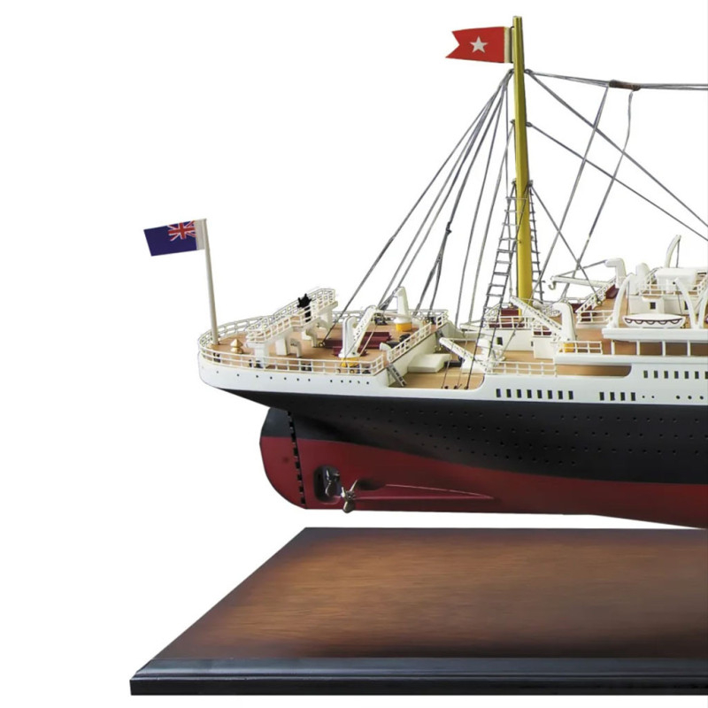 Maquette géante du bateau paquebot Titanic  Titanic, Maquette en carton,  Bateau de croisière