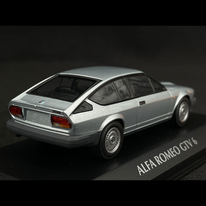 ALFA ROMEO GTV 6 1983 – Miniature Maxichamps 1/43 Argenté, Neuve Sous Boîte
