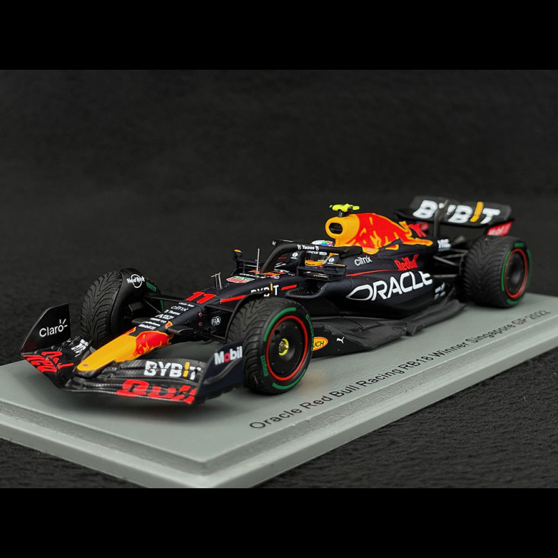 Sergio Perez Red Bull Racing RB18 n° 11 Winner GP Singapore 2022
