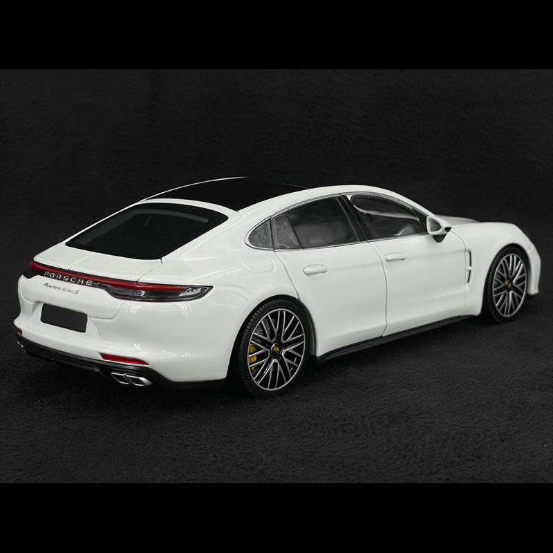 Minichamps Porsche Panamera Turbo S Modell - 1/18 Blau Metallic