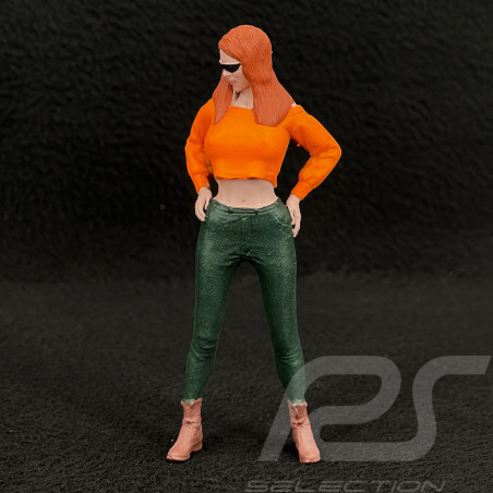 Figurine fille en crop top lunettes noires Diorama 1/18 Premium 18015