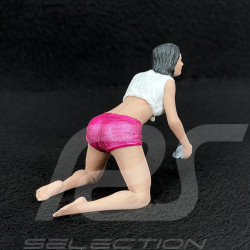 Figur sexy Mädchen Car wash kniend Diorama 1/18 Premium 18019