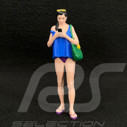 Figurine fille à la plage au téléphone Diorama 1/18 Premium 18003