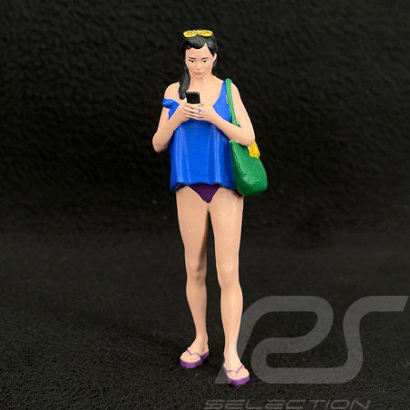 Figurine girl at the beach on the phone Diorama 1/18 Premium 18003