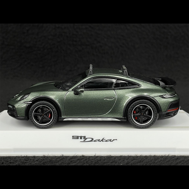 Porsche 911 Dakar (992) con abete – Christmas