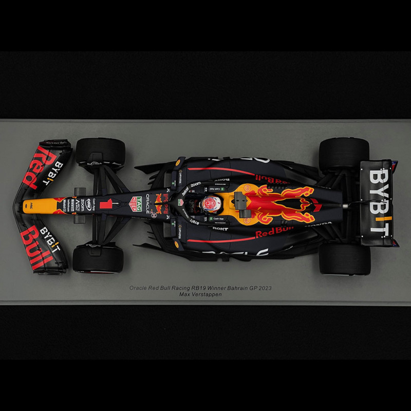 SPARK Modellino Auto Red Bull RB19 Winner GP Bahrain 2023 | Scala 1/18 In Resina | Driver M. Verstappen #1 | Colori Blu/Giallo/Rosso