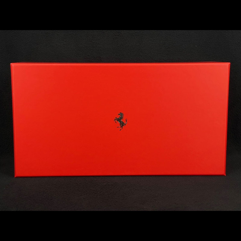 1/18 MR Collection Ferrari 296 GTS En Bleu Corsa Set Sur Base En