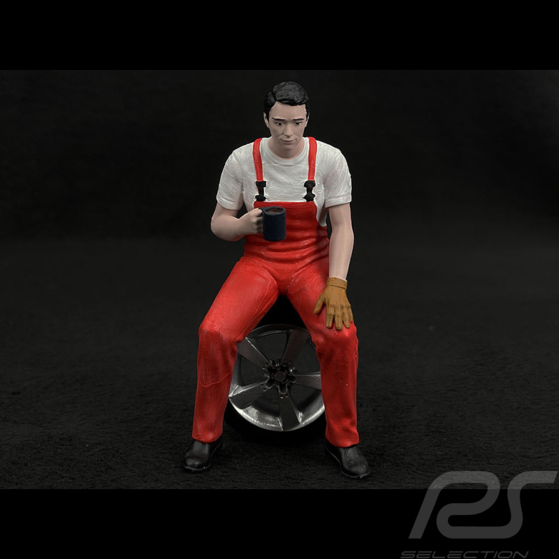 Figurine man mechanic on break sitting on wheel Diorama 1/18 Premium 18025