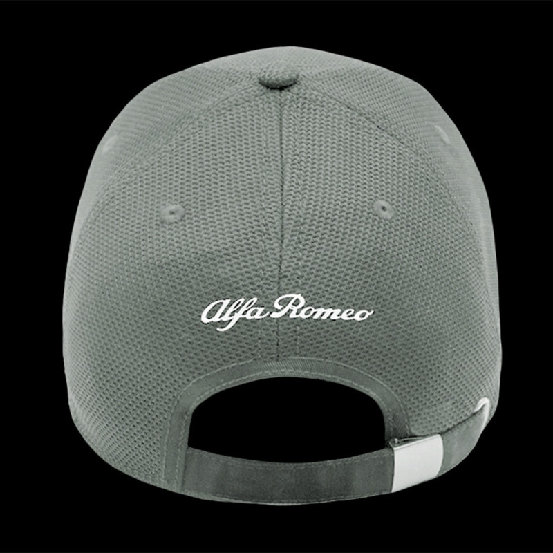 Casquette Alfa Romeo F1 – Logo Brodé – Visière Ronde – Réglable – Tissu Polyester – Neuf Avec étiquettes – Fabriqué Au Bangladesh
