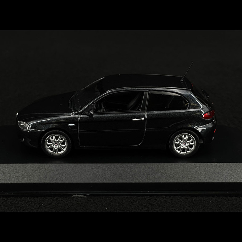 Miniature Alfa Romeo 155 1992 Noire – Minichamps échelle 1/43 (prévente/neuf)