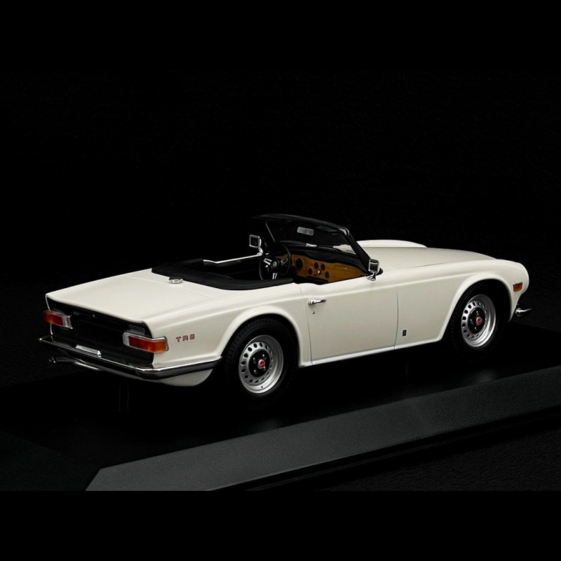 Triumph TR6 Roadster 1969 White 1/18 Minichamps 155132035