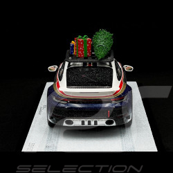 Porsche 911 Dakar Typ 992 2023 Roughroads mit Weihnachtsbaum und Geschenken 1/18 Spark WAP0211680SXMS