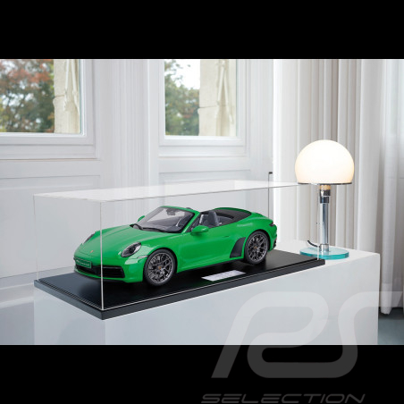 Porsche 911 Carrera 4S Cabriolet Type 992 2020 Python Green 1/8 Minichamps 800662001