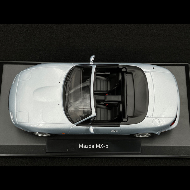 Mazda MX-5 1989 Rouge avec bandes 1/18 - 200pcs