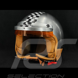 Grauer Helm mit gebürstetem Stahleffekt und schwarz-weißem Schachbrettmuster – Beige Lederverstärkung