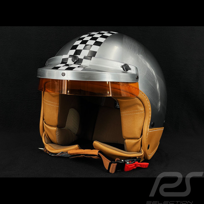 Grauer Helm mit gebürstetem Stahleffekt und schwarz-weißem Schachbrettmuster – Beige Lederverstärkung