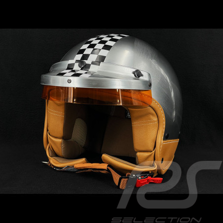 Grauer Helm mit gebürstetem Stahleffekt und schwarz-weißem Schachbrettmuster – Beige Lederverstärkung