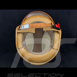 Grauer Helm mit gebürstetem Stahleffekt und schwarz-weißem Schachbrettmuster – Beige Lederverstärkung