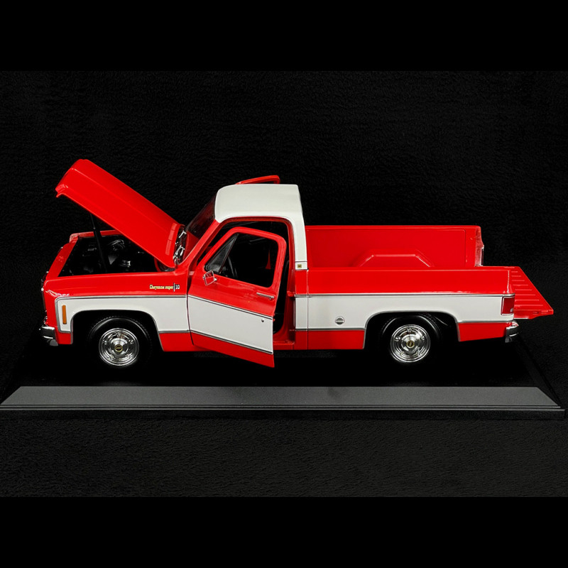 Chevrolet C-10 Pick-Up Cheyenne Super 1974 Red 1/18 Maisto 31467RD