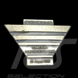 Porsche Leipzig Abzeichen 2002 Silber 3x4,3 cm – Von Hofen