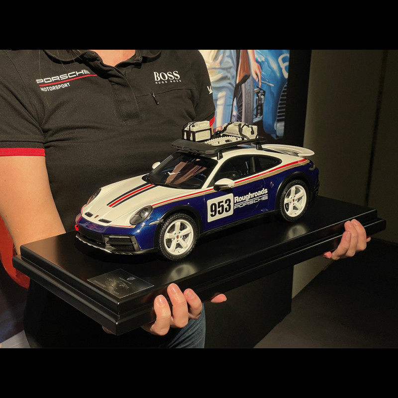 1:43 SPARK PORSCHE 911 (992) Dakar Coupé Noël 2023 Rouge