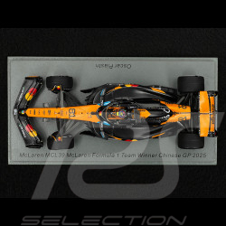 Oscar Piastri McLaren MCL39 n° 81 Vainqueur GP Chine 2025 Avec Pitboard 1/43 Spark S9580