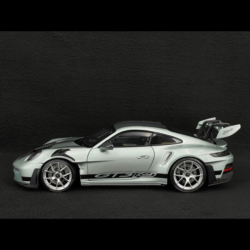PORSCHE 718 Spyder RS avec pack Weissach 2023 Argent métallique | Collect World