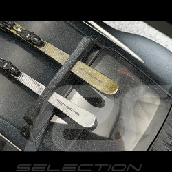 Porsche 911 Carrera S Typ 992.2 2024 Schwarz mit Porsche Skiern 1/18 Spark WAP0210230T911