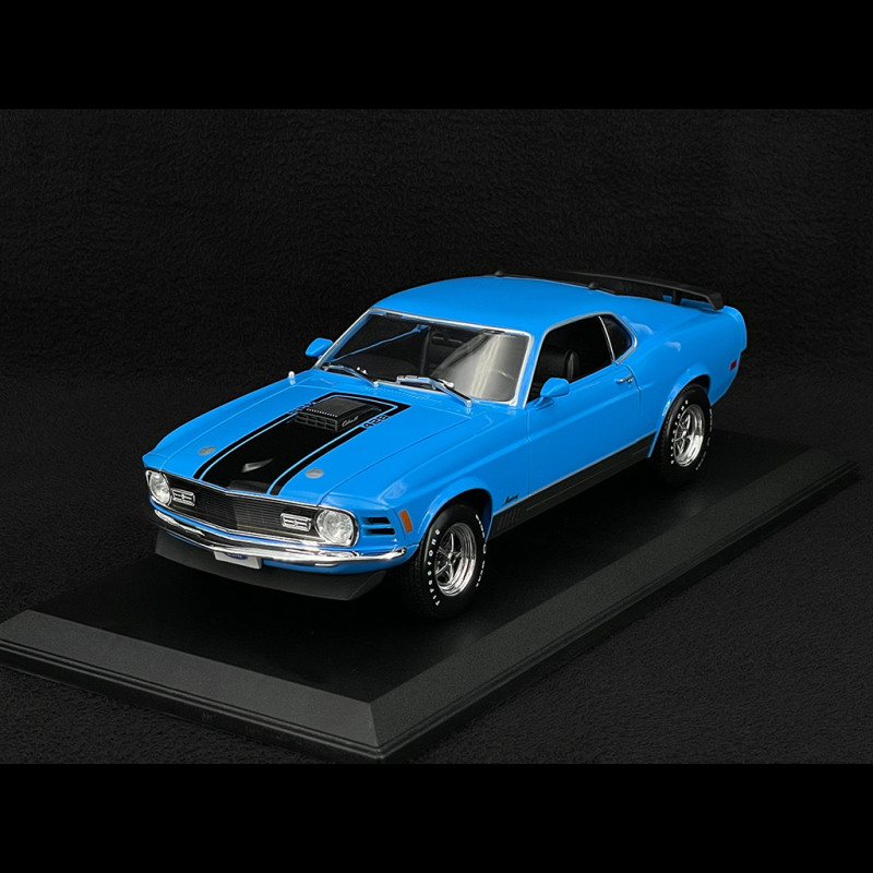 Vue D'un Nouveau Mustang De Red Ford Avec Un Capot Ouvert Image