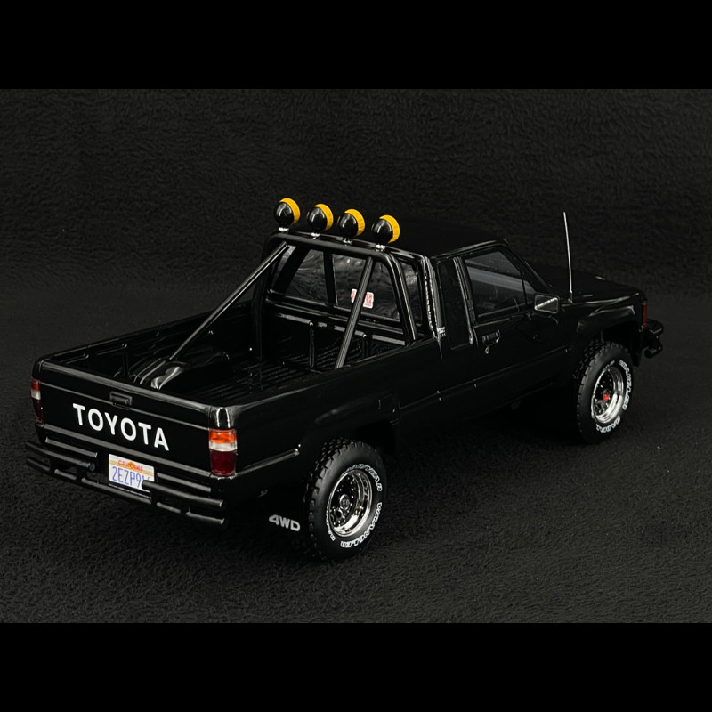 Toyota Hilux SR5 1985 Glossy Black 1/18 Ottomobile OT481B