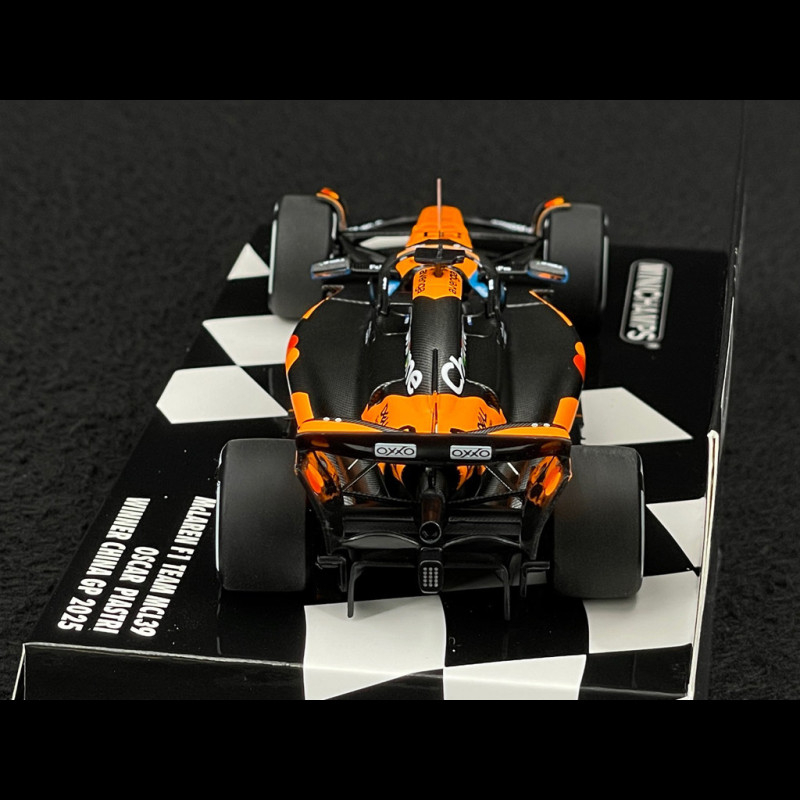 Oscar Piastri McLaren MCL39 n° 81 Winner Chinese GP 2025 F1 1/43