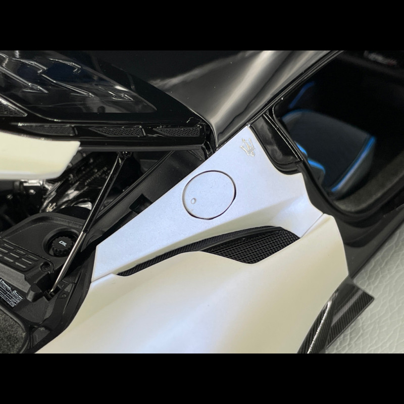 Maserati MC20 2020 Bianco Audace Pearlescent / Glossy Black With