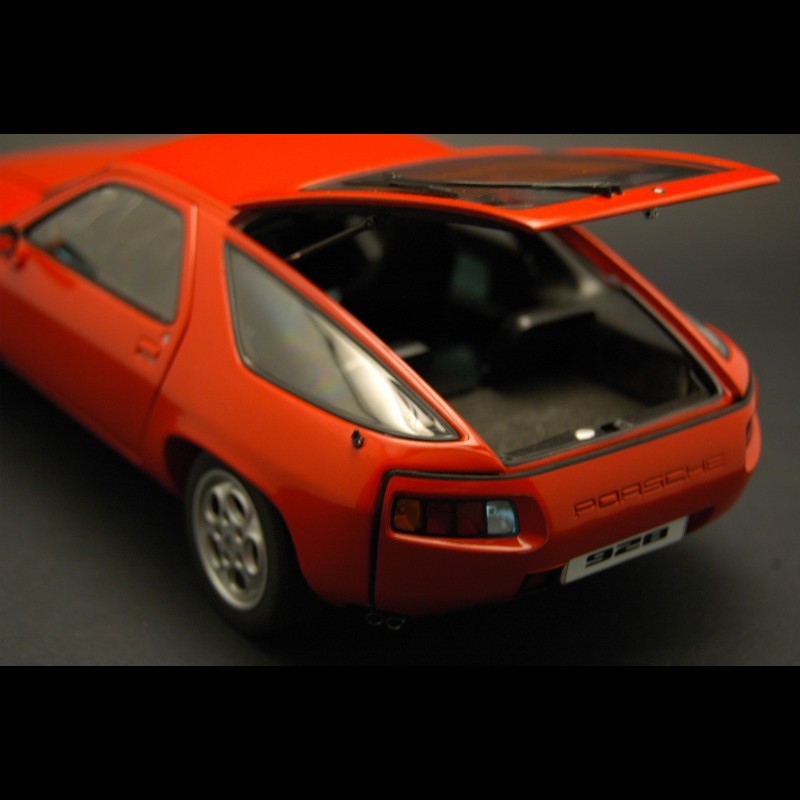 Porsche 928 1977 red 1/18 Autoart 77905