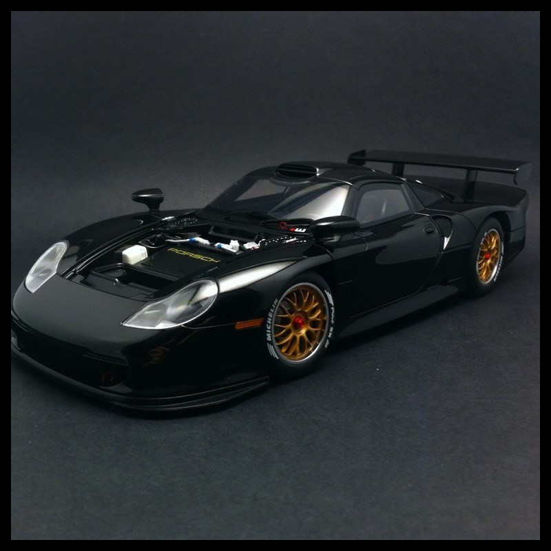 Porsche 911 GT1 1997 black 1/18 Autoart 89770