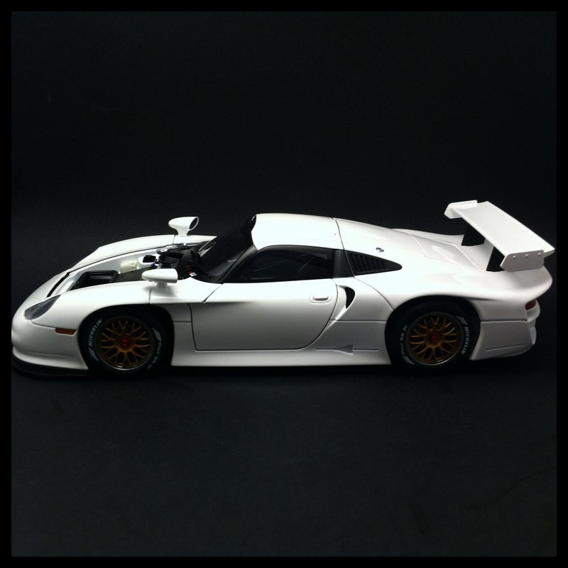Porsche 911 GT1 1997 white 1/18 Autoart 89771