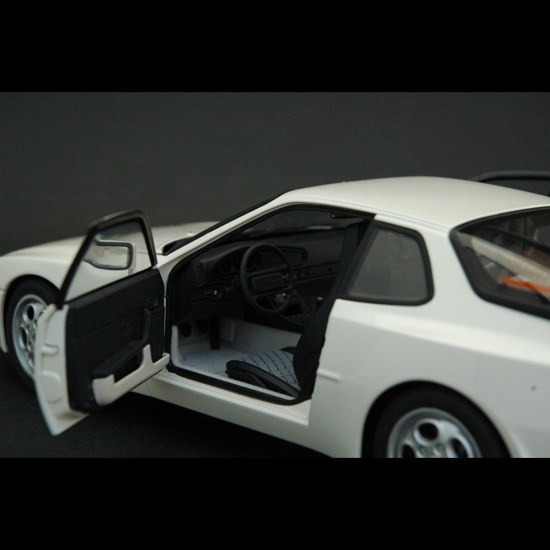 Porsche 944 Turbo white1/18 Autoart 77958