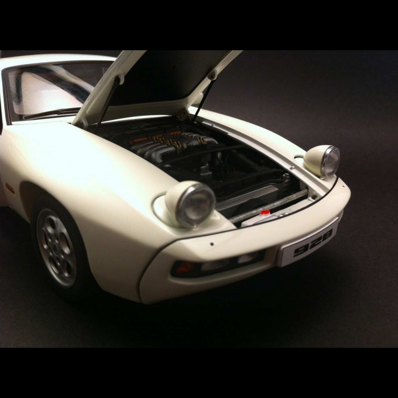 Porsche 928 1980 white 1/18 Autoart 77902