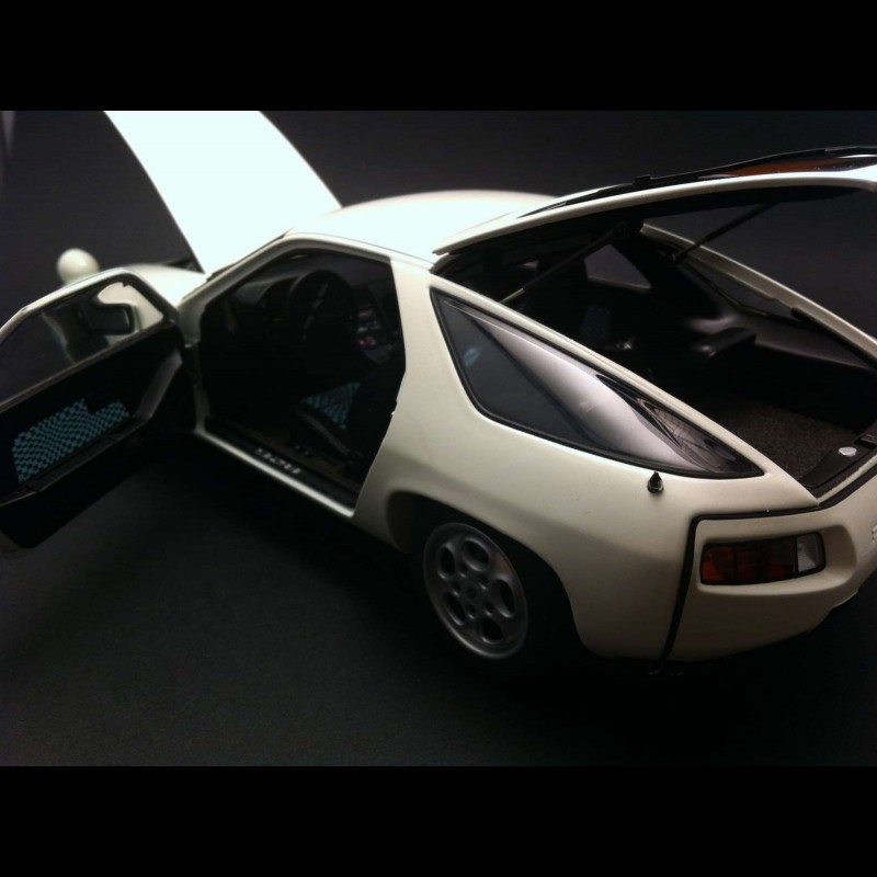Porsche 928 1980 white 1/18 Autoart 77902