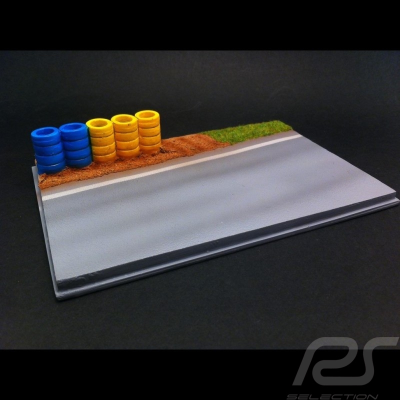 Track decor diorama straight with yellow and blue tires 1/43