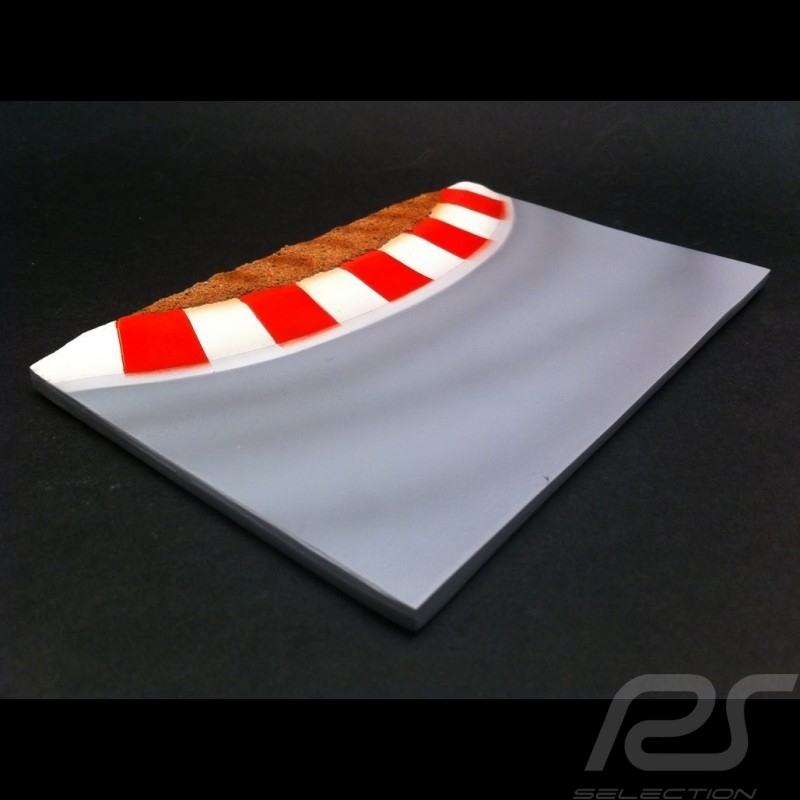 Diorama Dekor Rennstrecke Kurve mit rot und weiß Vibrator 1/43