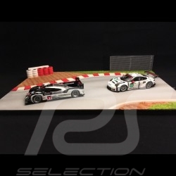 Track decor diorama curve with wire yellow and blue tyres and vibrator 1/43