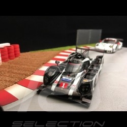 Track decor diorama curve with wire yellow and blue tyres and vibrator 1/43