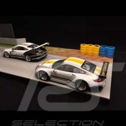 Track decor diorama curve with wire yellow and blue tyres and vibrator 1/43