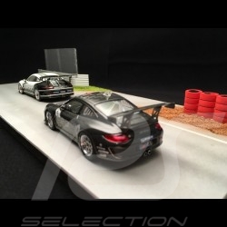 Diorama Dekor Rennstrecke Gerade mit Grillen, rot und weiß Reifen und Vibrator 1/43