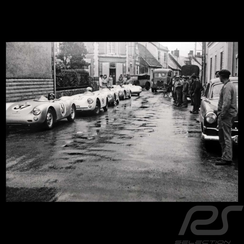 Carte postale Porsche 550 Spyder en ville du Mans 1955 Noir et blanc 10x15 cm